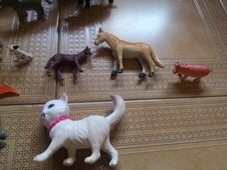 varios juguetes de plastico viejos