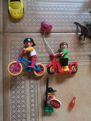 varios juguetes de plastico viejos