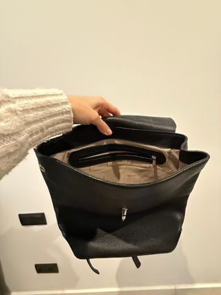 Bolso mujer tipo mochila cuero negra