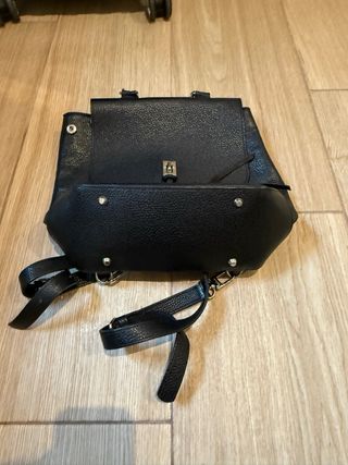 Bolso mujer tipo mochila cuero negra