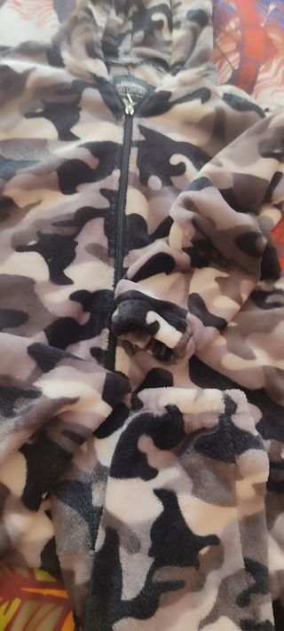 Pijama de una pieza camuflaje 12/13 años
