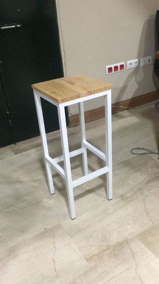 Taburete de hierro con tapete de madera