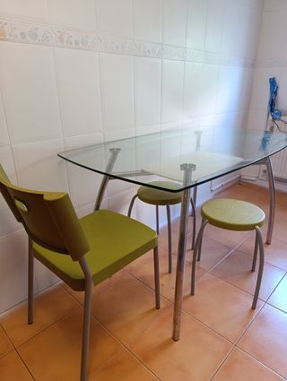 Mesa cocina+2sillas+2banquetas