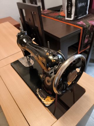 Maquina de Coser Singer en Mueble