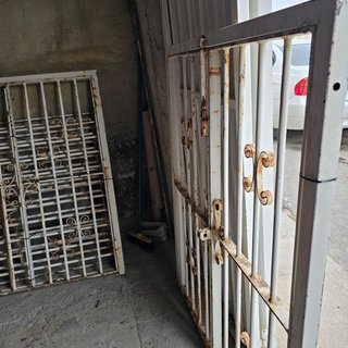 2 rejas de ventana se abren las hojas tipo balcon