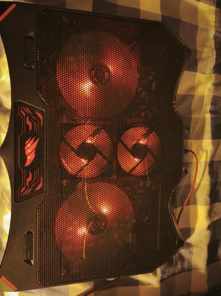 Base refrigeradora portátil con RGB