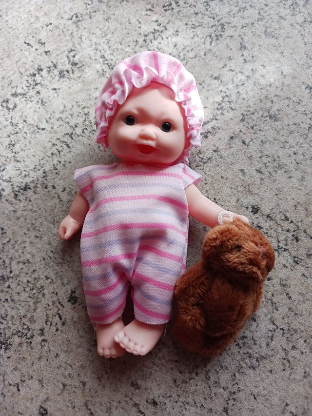 Bambolina movibile in vinile con orsetto