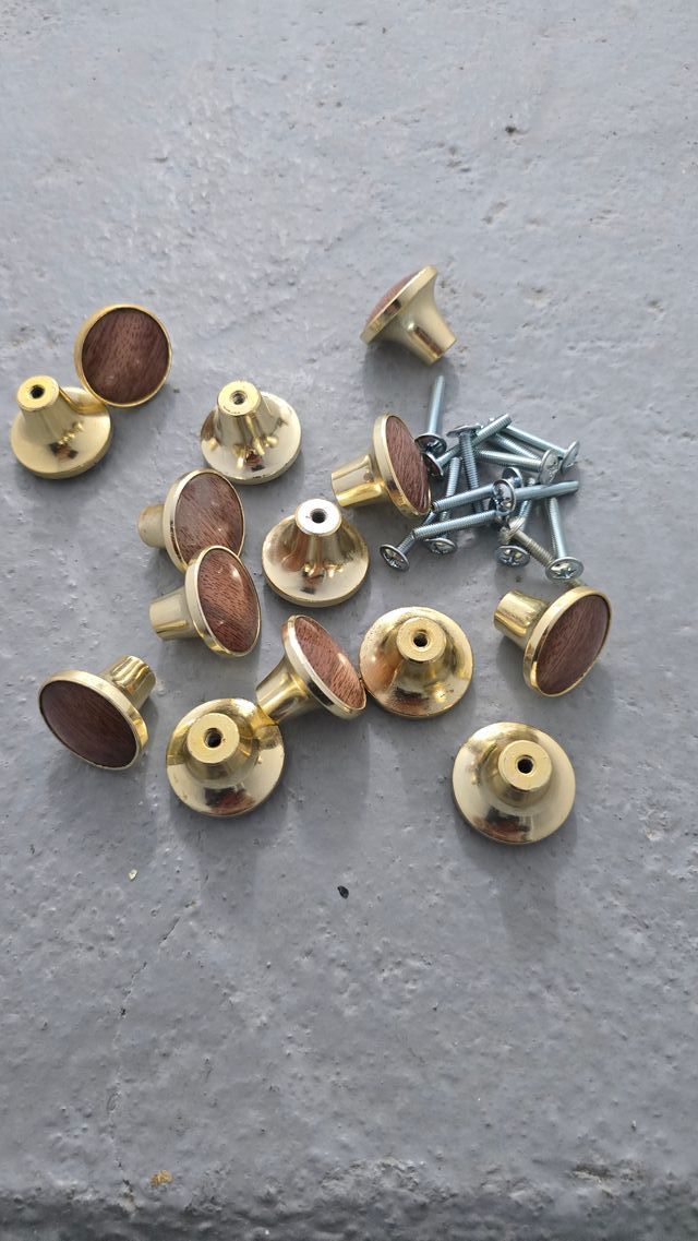 14 tiradores metálicos