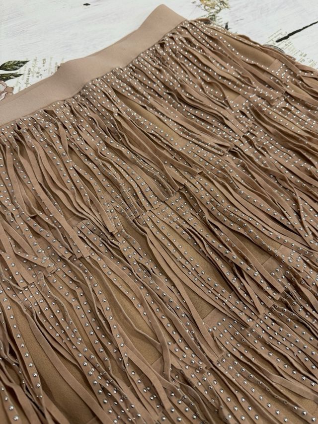 Mini falda flecos y mini tachuelitas