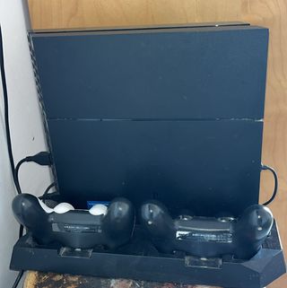 Play Station 4 + acesorio y 2 mandos