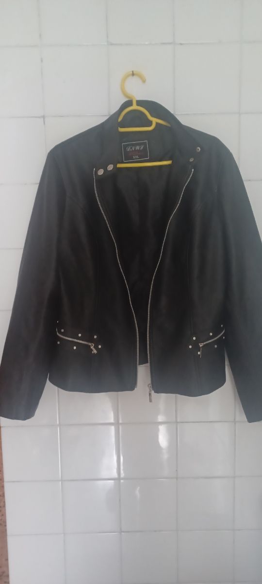 Cazadora negra polipiel