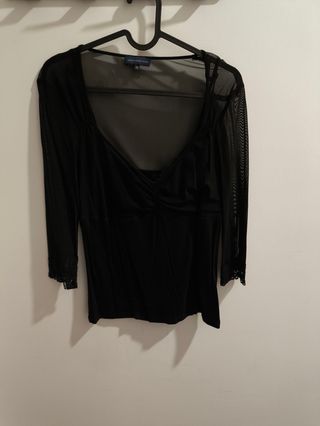 Blusa negra de Adolfo Domínguez 