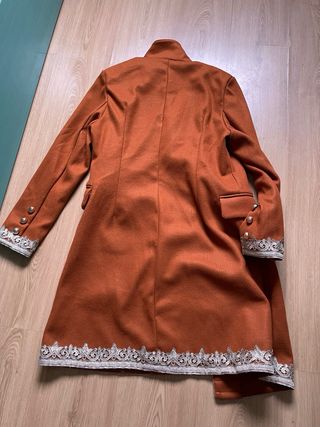 Abrigo con bordados de paño