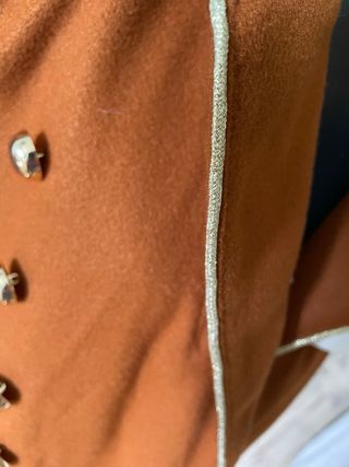 Abrigo con bordados de paño