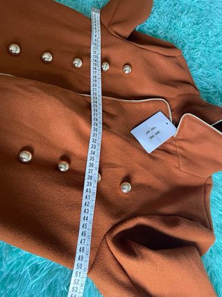 Abrigo con bordados de paño