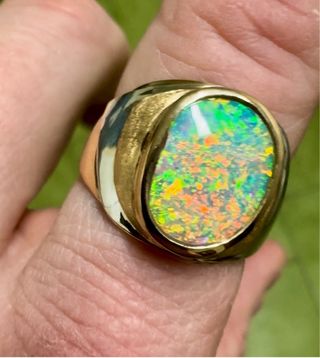 Anillo de oro con Opalo australiano