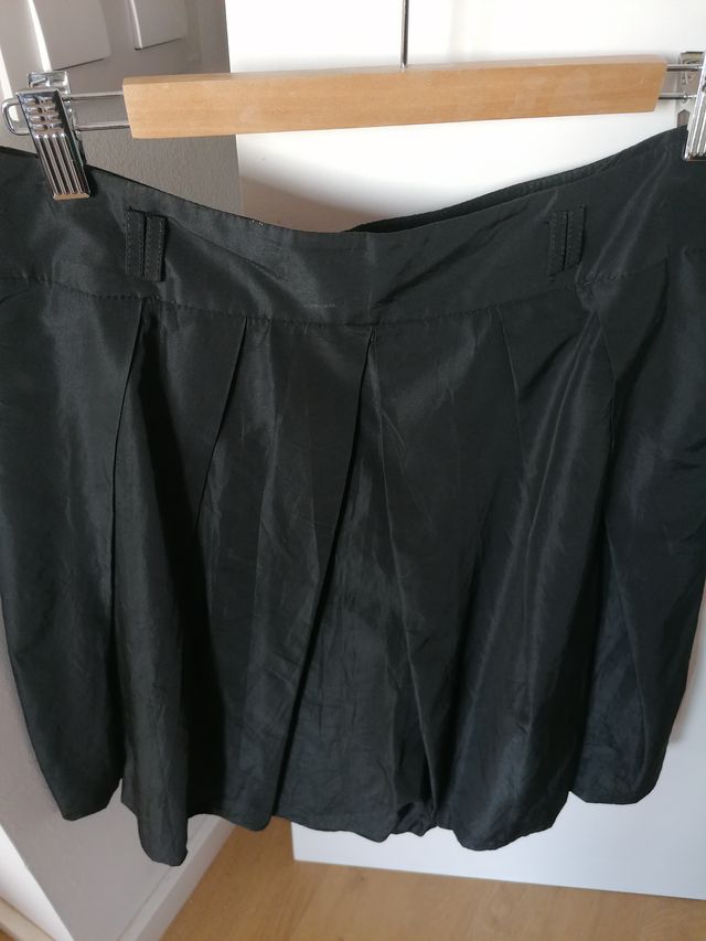 Falda negra abombada