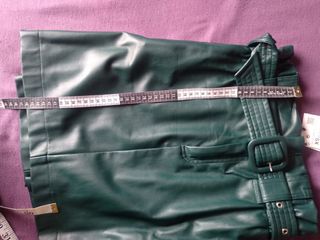 Falda verde polipiel, nueva