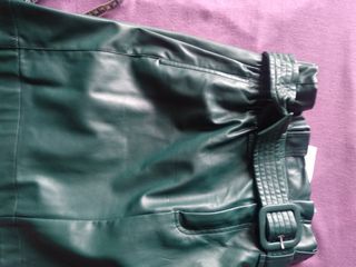 Falda verde polipiel, nueva