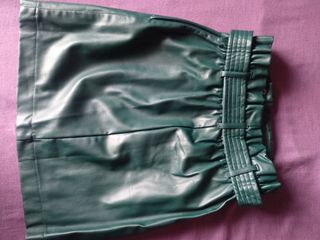 Falda verde polipiel, nueva