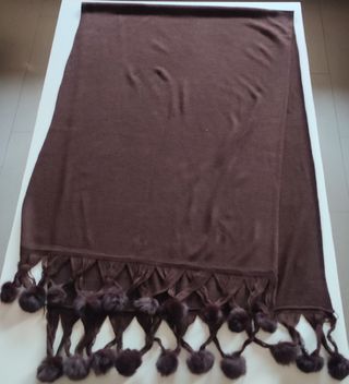 Bufanda color marrón con pompones