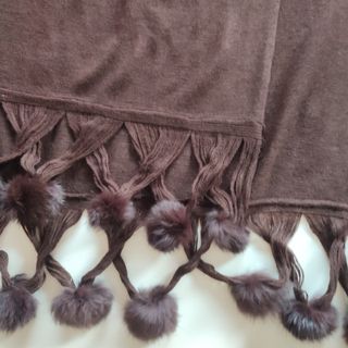 Bufanda color marrón con pompones