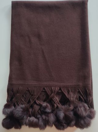 Bufanda color marrón con pompones