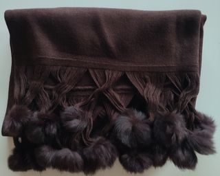 Bufanda color marrón con pompones