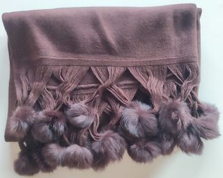 Bufanda color marrón con pompones