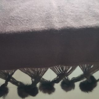 Bufanda color marrón con pompones