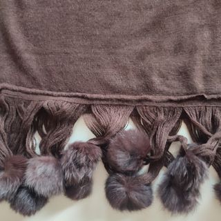 Bufanda color marrón con pompones