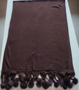 Bufanda color marrón con pompones