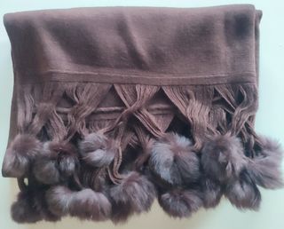 Bufanda color marrón con pompones