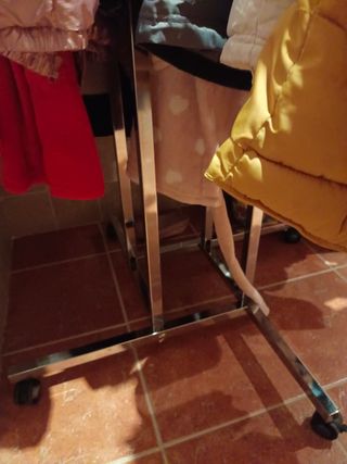Perchero con ruedas metálico