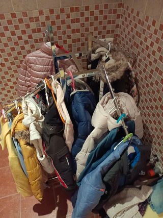 Perchero con ruedas metálico