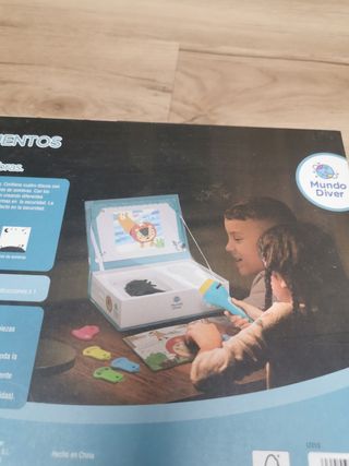 Libro de cuentos con linterna NUEVO