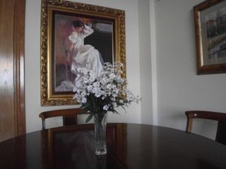 Jarron con flores artificiales