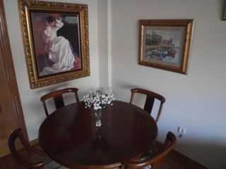 Jarron con flores artificiales