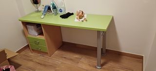 Mesa escritorio y lejas.. ......