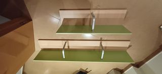 Mesa escritorio y lejas.. ......