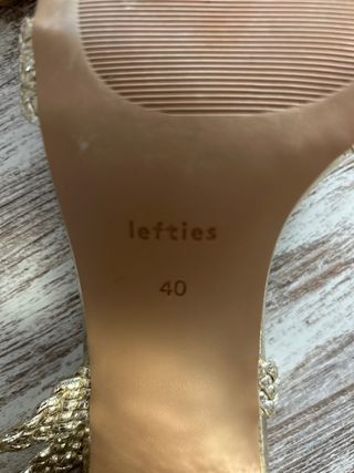 Zapato-sandalia tacón medio doradas nuevas