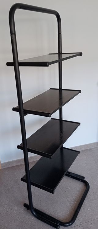 Estantería de hierro y madera negra.