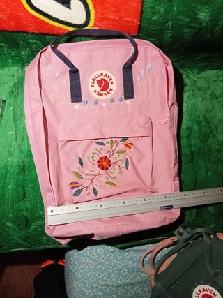 Mochila bordada a mano