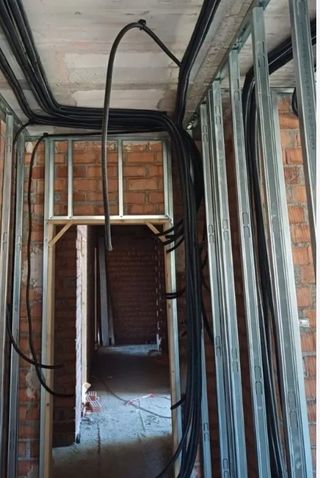 Albañil, Electrista y Pintor.