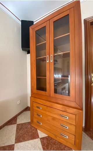 Vitrina y cajonera