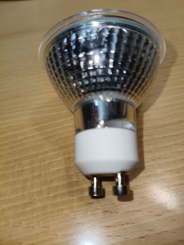 Bombillas halógenas GU10 y otra LED