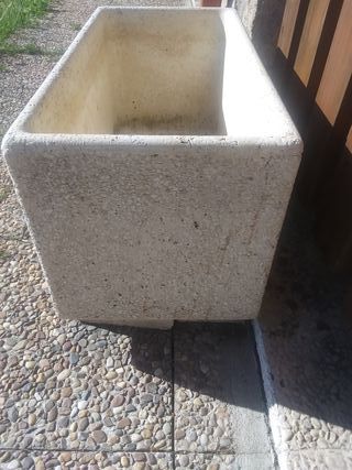 Macetero/jardinera de piedra