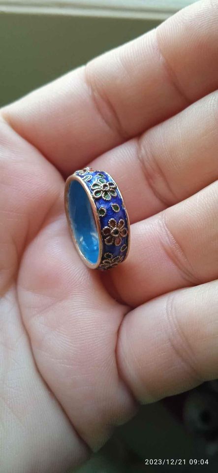 anello fiori e smalti