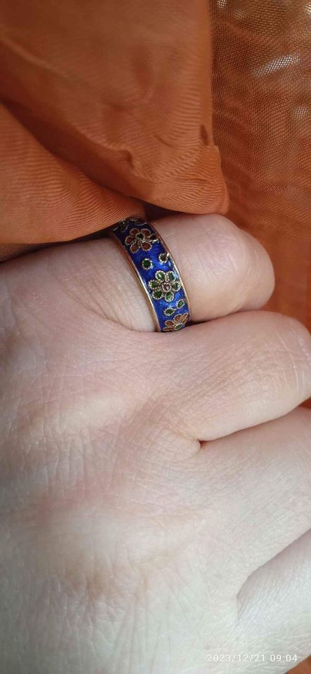 anello fiori e smalti