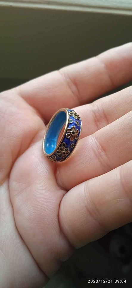 anello fiori e smalti